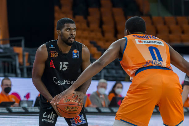 与裁判短暂 与裁判短暂