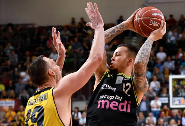 藏着无数个 藏着无数个