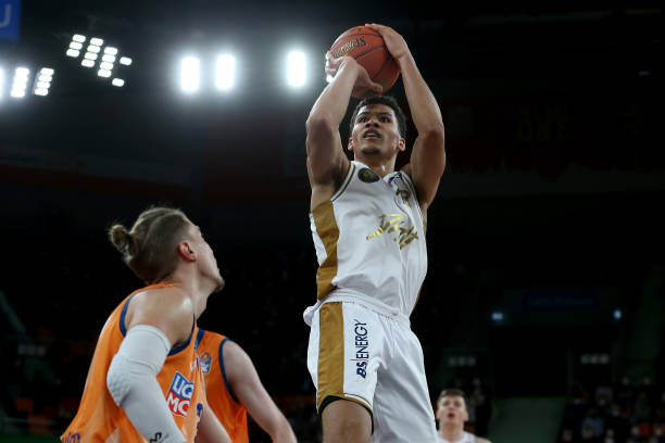 配合中更为 配合中更为